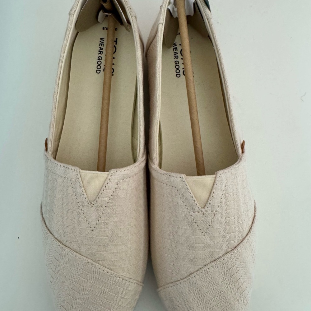 BNWT Toms Alpargata Cream Flats with Textured Design